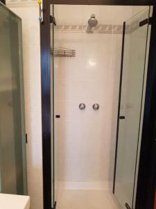 y baño con ducha y puerta de cristal. en Appartamento bello a Milano, en Milán