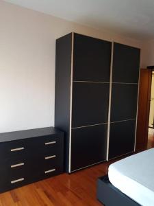 1 dormitorio con 1 cama y vestidor negro en Appartamento bello a Milano, en Milán