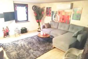 salon z kanapą i stołem w obiekcie Maison de charme à Wangen avec piscine privée et jardin w mieście Wangen