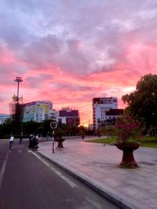 eine Stadtstraße mit Sonnenuntergang am Himmel in der Unterkunft Khách Sạn ĐÔNG DƯƠNG Quy Nhơn in Quy Nhon