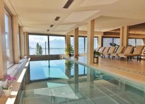 una piscina coperta con pavimento in vetro in una casa di Montreux Lake View Apartments and Spa - Swiss Hotel Apartments a Montreux