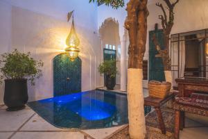 uma casa com piscina no meio de um quarto em Riad Villa Berna under Swiss Management em Marrakech