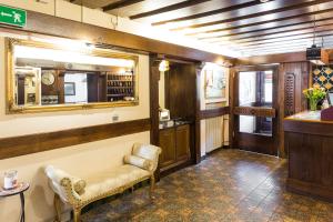 霍索安德格洛可納斯特拉薩的住宿－珀斯特法什酒店，火车室,配有长凳和镜子
