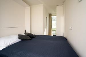 - une chambre avec un lit et 2 oreillers dans l'établissement Sundeck botel - party boat, à Bratislava