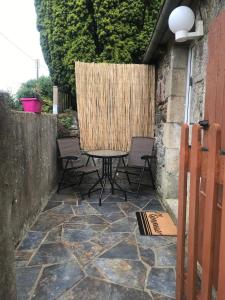 Patio alebo iná vonkajšia časť ubytovania Gite Super Henanbihen