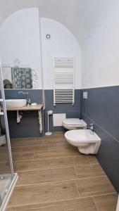 a bathroom with two sinks and two toilets at LE SEGRETE DEL POZZO in Capurso