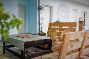 Posezení v ubytování Ananda Tree House Eco Homestay