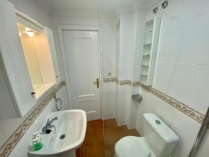 Kúpeľňa v ubytovaní Azvalia - Valdelagrana beach experience Piscina y parking gratis