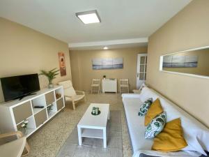 Televízia a/alebo spoločenská miestnosť v ubytovaní Azvalia - Valdelagrana beach experience Piscina y parking gratis