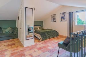 1 dormitorio con cama y espejo en Mazet Magnan, Rustic Luxury in Provence, en Piolenc
