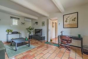 sala de estar con sofá y silla en Mazet Magnan, Rustic Luxury in Provence, en Piolenc