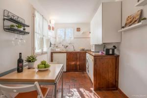 Una cocina con una mesa de madera y una encimera. en Wine Apartments Florence Prugnolo, en Florencia 17 fotos más
