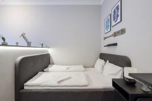 - un lit avec des draps et des oreillers blancs dans l'établissement KL31- Quality Apartments, Best Location. By BQA, à Budapest