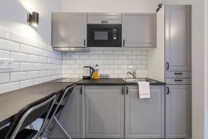 une cuisine avec des placards en acier inoxydable et un évier dans l'établissement KL31- Quality Apartments, Best Location. By BQA, à Budapest