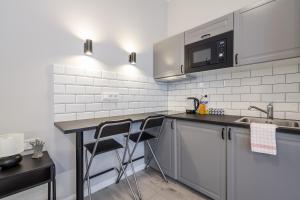 - une cuisine avec un évier et un comptoir dans l'établissement KL31- Quality Apartments, Best Location. By BQA, à Budapest
