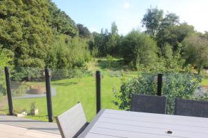Elle offre une vue sur un jardin doté d'une table et de chaises. dans l'établissement Riverbank Cottage, à Lancaster