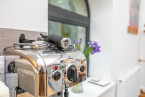 einen Toaster, der auf einer Theke in einer Küche sitzt in der Unterkunft Riverbank Cottage in Lancaster