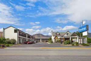 a rendering of a hotel with a parking lot at Travelodge by Wyndham Wenatchee in Wenatchee