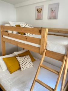 מיטה או מיטות קומותיים בחדר ב-Alojamientos Rías Baixas- Casa Castillejos- Carril