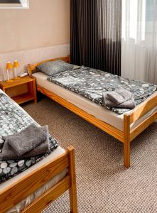 1 dormitorio con 2 camas y ventana en JP ubytování Loštice, en Loštice
