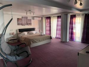 sypialnia z łóżkiem i krzesłem w obiekcie Casa Vladimirescu w mieście Drobeta-Turnu Severin