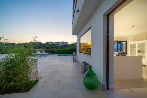 聖尼科拉阿爾切拉的住宿－Dimora Manfredo Eco B&B Luxury，坐在房子边的绿色大花瓶
