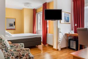 Habitación hospitalaria con cama y TV en Sure Hotel by Best Western Esplanade en Västerås