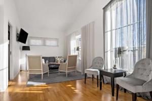uma sala de estar com mesa e cadeiras em Best Western Gustaf Wasa Hotel em Borlänge