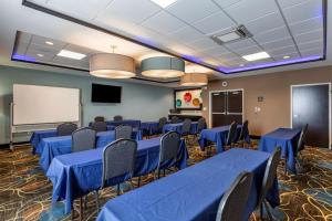 TV a/nebo společenská místnost v ubytování Best Western Plus North Odessa Inn & Suites
