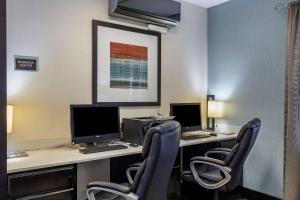 TV a/nebo společenská místnost v ubytování Best Western Plus North Odessa Inn & Suites
