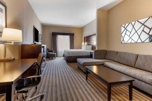 Postel nebo postele na pokoji v ubytování Best Western Plus North Odessa Inn & Suites