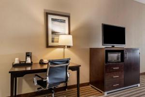 TV a/nebo společenská místnost v ubytování Best Western Plus North Odessa Inn & Suites
