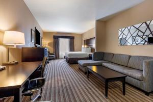 Postel nebo postele na pokoji v ubytování Best Western Plus North Odessa Inn & Suites