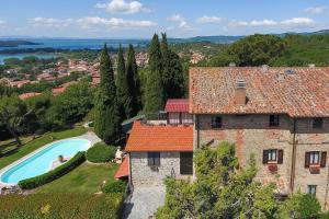 una vista aérea de una casa y una piscina en Casa Fiore, en Passignano sul Trasimeno