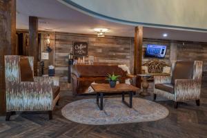 een lobby met een bank, 2 stoelen en een tafel bij Best Western Downtown Casper Hotel in Casper