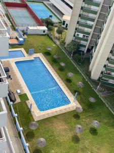 - une vue sur la piscine située dans un bâtiment dans l'établissement Azvalia - Valdelagrana beach experience Piscina y parking gratis, à El Puerto de Santa María