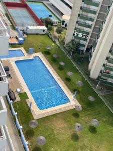 Bazén v ubytovaní Azvalia - Valdelagrana beach experience Piscina y parking gratis alebo v jeho blízkosti