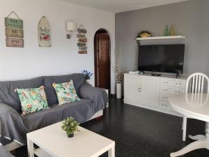 Televízia a/alebo spoločenská miestnosť v ubytovaní Puertosol 74 Beach Playa