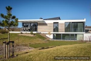 una casa en una colina con un patio en Villapark De Koog, en De Koog