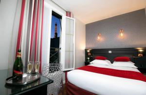 Ένα ή περισσότερα κρεβάτια σε δωμάτιο στο Hôtel Eiffel Rive Gauche