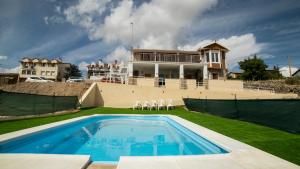 una casa con piscina delante de una casa en Villa de Gredos, en Navarredonda de Gredos