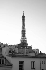 een zwart-witte foto van de eiffeltoren bij Hôtel Eiffel Rive Gauche in Parijs