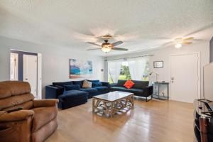 sala de estar con sofá y mesa en The Lake Home - PET FRIENDLY! A Beautiful Oasis In The Heart Of Florida! home, en Haines City