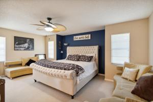 um quarto com uma cama king-size e um sofá em The Lake Home - PET FRIENDLY! A Beautiful Oasis In The Heart Of Florida! home em Haines City