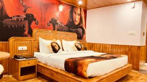Rúm í herbergi á Smuggler Resort By West Western Manali