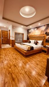Rúm í herbergi á Smuggler Resort By West Western Manali