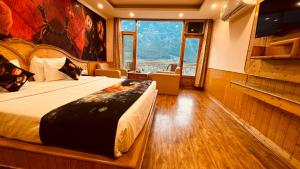 Rúm í herbergi á Smuggler Resort By West Western Manali