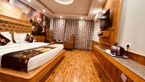 Rúm í herbergi á Smuggler Resort By West Western Manali