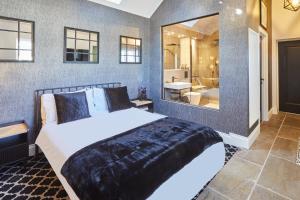 um quarto com uma cama grande e uma casa de banho em Host & Stay - The Stables em Yarm