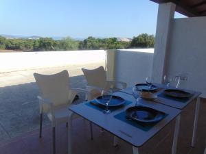 A balcony or terrace at Studio andalou , campagne , chevaux , piscine commune